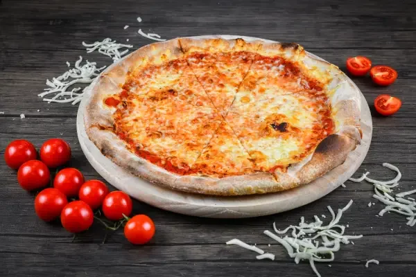Pizza so syrom a bez mäsa vhodná pre vegetariánov v meste Martin.