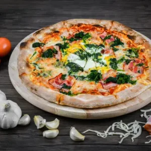 Pizza so špenátom a vajíčkom v meste Martin.