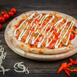 Pizza s kuracím mäsom a kápiou v meste Martin.