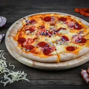 Pizza Slovakia s tradičnými slovenskými ingredienciami v meste Martin.